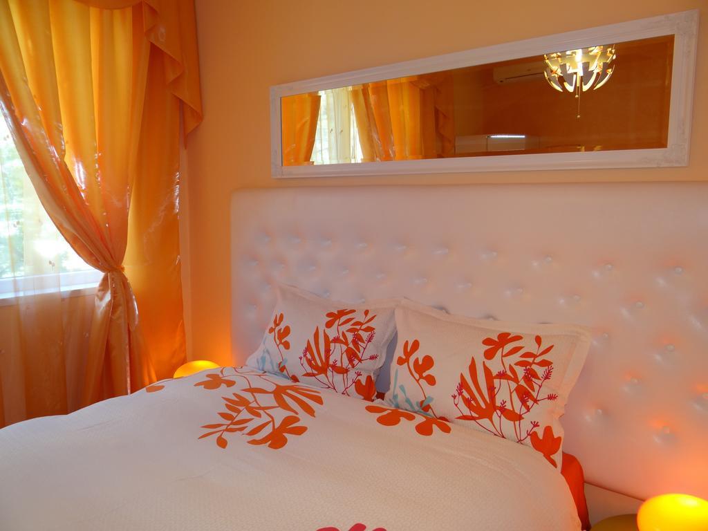Orange Flower 1 Apartment *