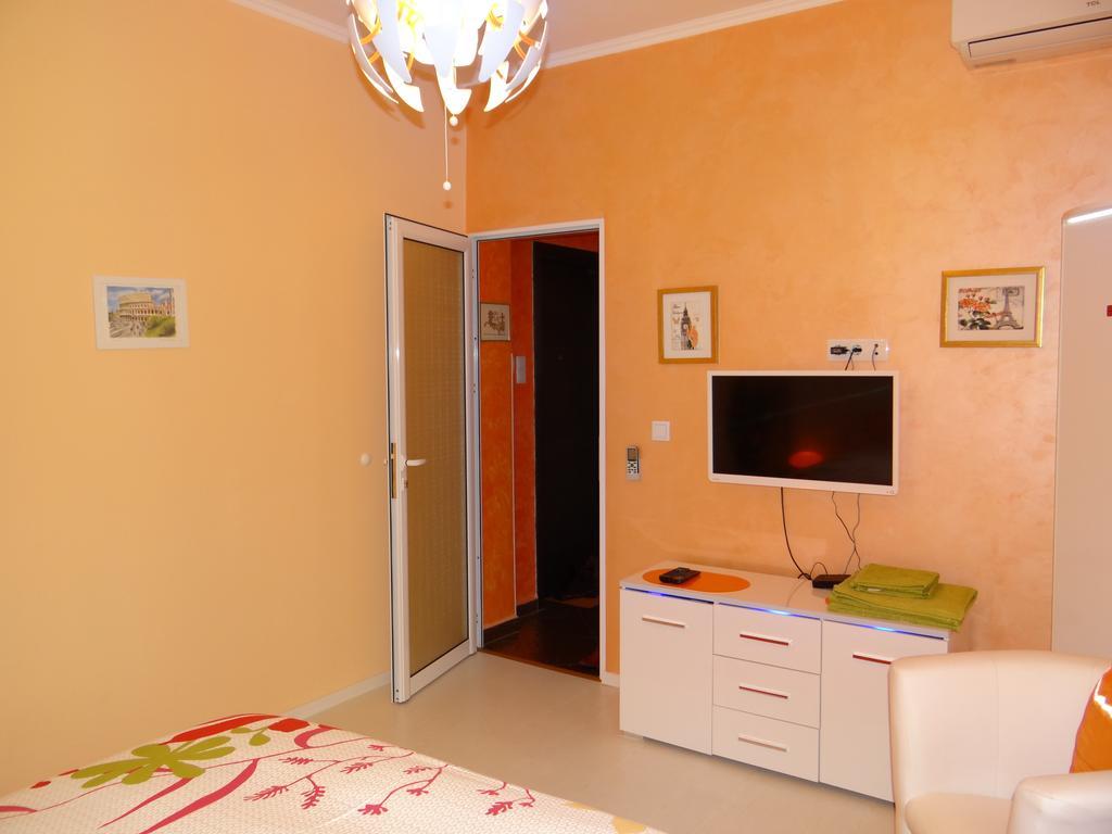 Orange Flower 1 Apartment