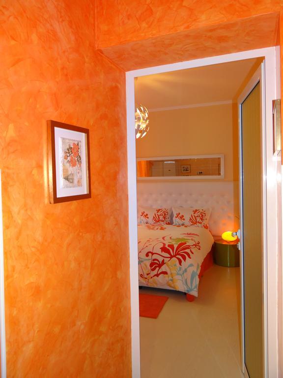Apartment Orange Flower 1 *