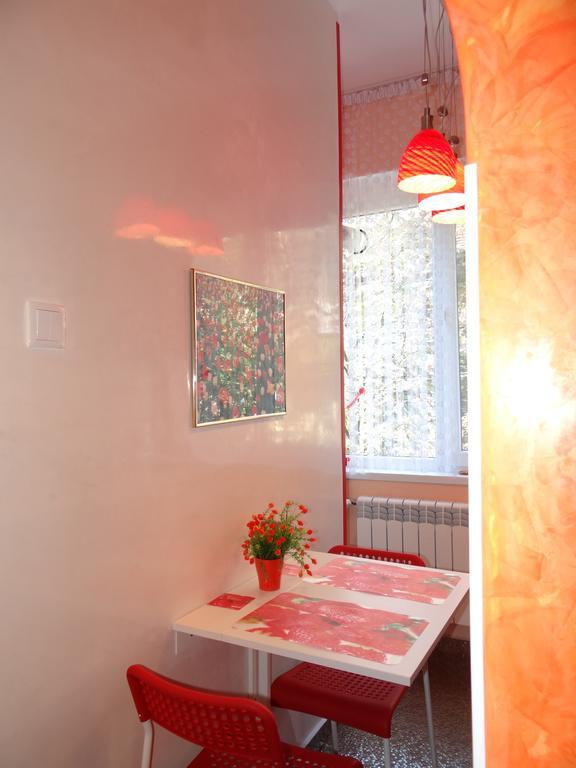 Orange Flower 1 Apartment *