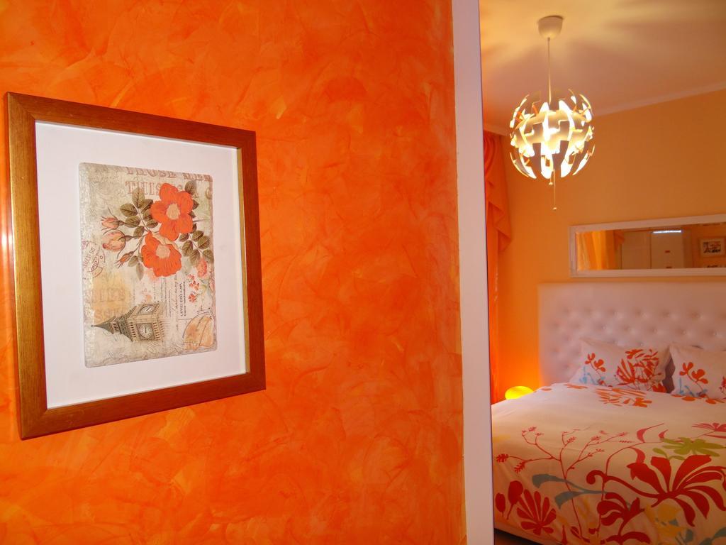 Apartment Orange Flower 1 *